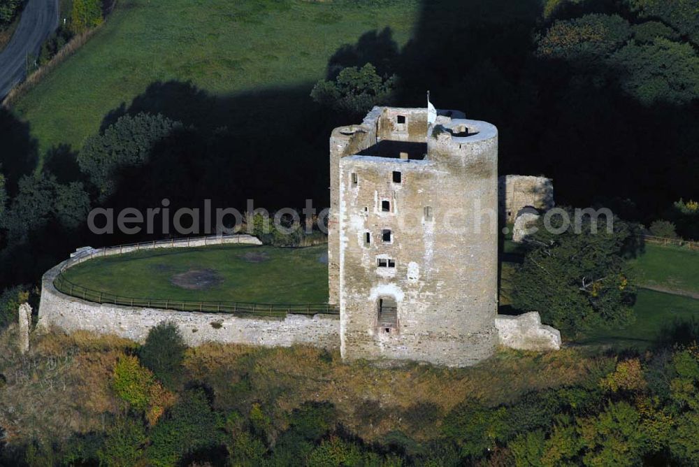 Aerial photograph Harkerode - Blick auf die sich am Ortsrand von Harkerode befindende Ruine der Burg Arnstein auf einem nach drei Seiten hin steil abfallenden Bergsporn. Sie ist eine der größten mittelalterlichen Burganlagen im Harz. Heute ist die imposante Ruinenanlage ein attraktives Ausflugsziel und im Besitz der Gemeinde Harkerode. Gemeinde Harkerode - Landkreis Mansfelder Land - Verwaltungsgemeinschaft: Wipper-Eine - Eislebener Straße 2, 06333 Quenstedt - Tel.: (03473) 96220 - Fax: (03473) 962228 - E-Mail: post@vgem-wipper-eine.de