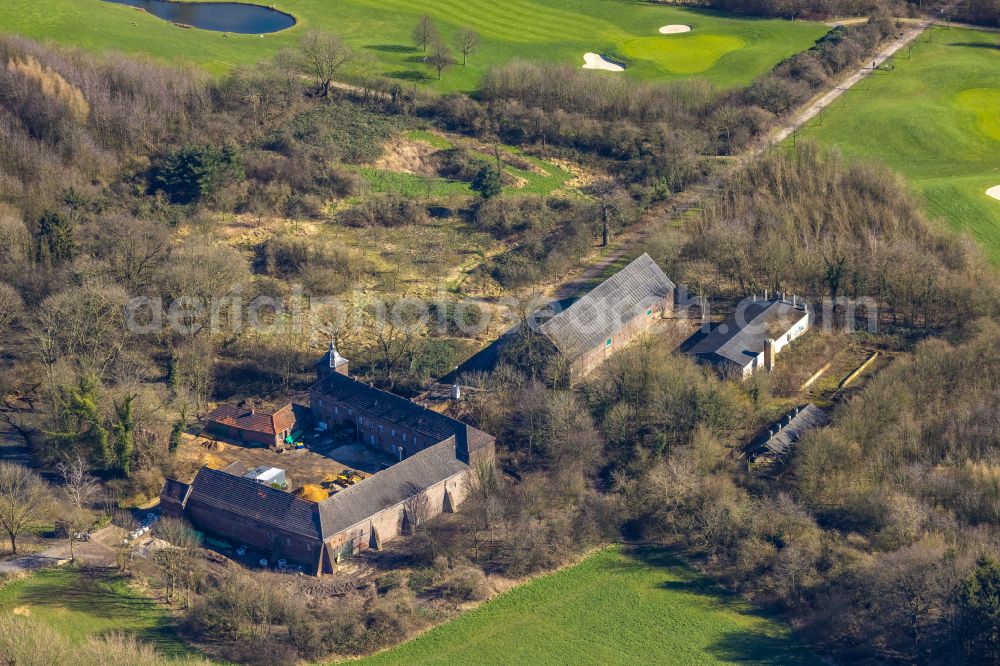 Duisburg from the bird's eye view: Castle ruins of the former moated castle Gut Boeckum surrounded by the grounds of the golf course Golf & More on the street Boeckumer Burgweg in the district Huckingen in Duisburg in the Ruhr area in the state North Rhine-Westphalia, Germany