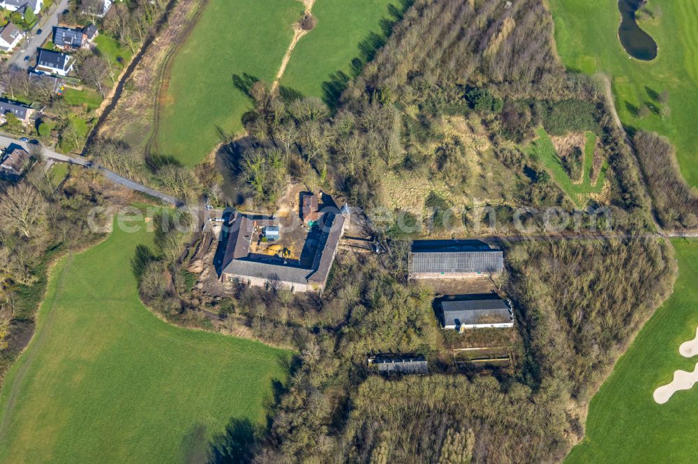 Aerial photograph Duisburg - Castle ruins of the former moated castle Gut Boeckum surrounded by the grounds of the golf course Golf & More on the street Boeckumer Burgweg in the district Huckingen in Duisburg in the Ruhr area in the state North Rhine-Westphalia, Germany