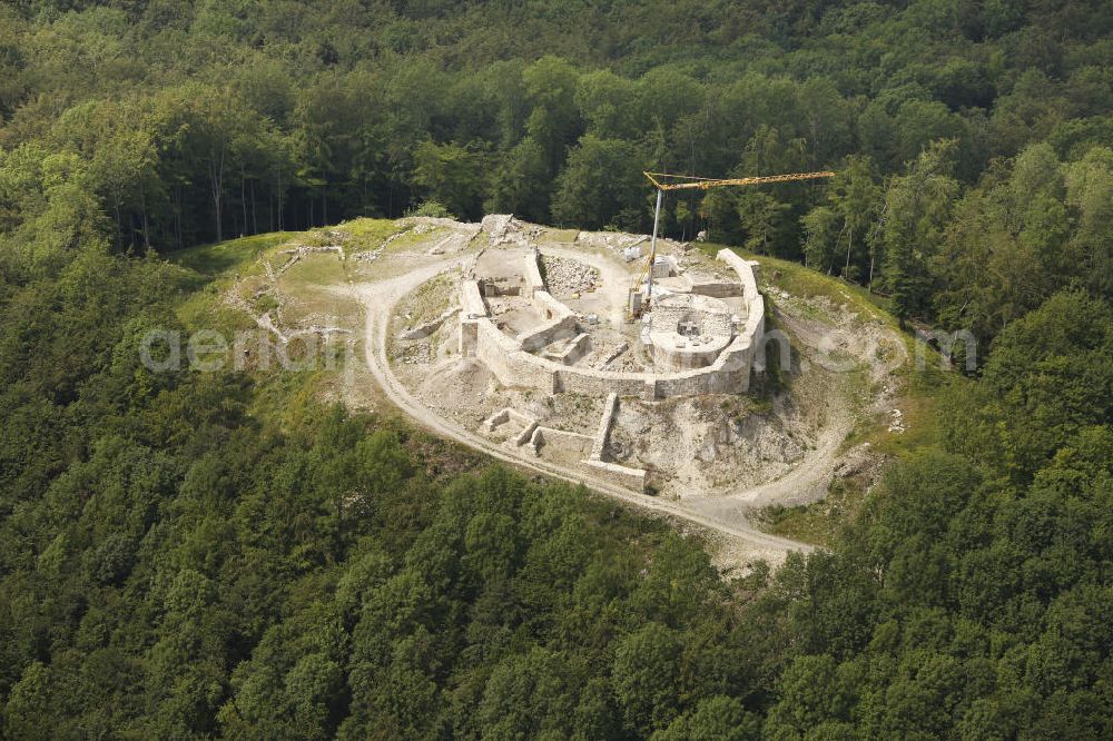 Aerial photograph Lippe - Blick auf Restaurierungs- und Rekonstruktionsarbeiten an der Burgruine Falkenburg in der Gemarkung Detmold im Teutoburger Wald im Kreis Lippe, Nordrhein-Westfalen . View of restoration and reconstruction work on the ruins of a castle Falkenburg is in the district of Detmold in the Teutoburg Forest.