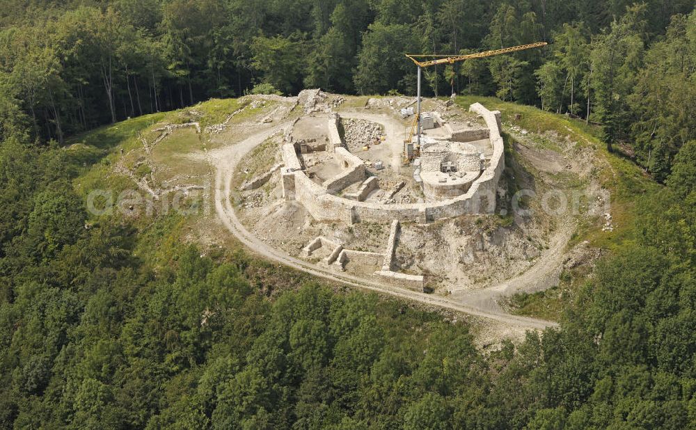 Lippe from above - Blick auf Restaurierungs- und Rekonstruktionsarbeiten an der Burgruine Falkenburg in der Gemarkung Detmold im Teutoburger Wald im Kreis Lippe, Nordrhein-Westfalen . View of restoration and reconstruction work on the ruins of a castle Falkenburg is in the district of Detmold in the Teutoburg Forest.