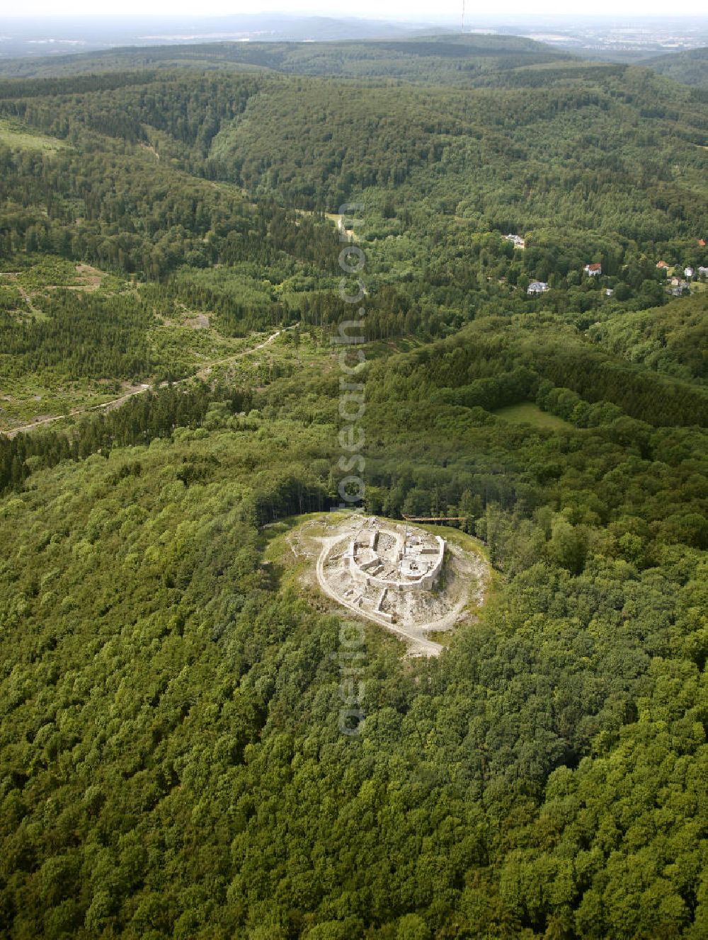 Lippe from the bird's eye view: Blick auf Restaurierungs- und Rekonstruktionsarbeiten an der Burgruine Falkenburg in der Gemarkung Detmold im Teutoburger Wald im Kreis Lippe, Nordrhein-Westfalen . View of restoration and reconstruction work on the ruins of a castle Falkenburg is in the district of Detmold in the Teutoburg Forest.