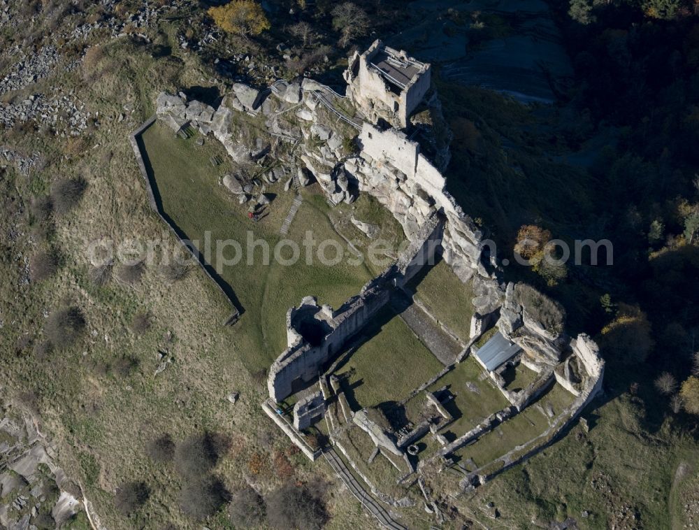 Aerial photograph Flossenbürg - Ruins and vestiges of the former castle and fortress Burgruine Flossenbuerg in Flossenbuerg in the state Bavaria, Germany