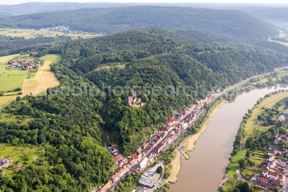 Stadtprozelten from the bird's eye view: Fortress Henneburg over the Village on the river bank areas of the Main river in Stadtprozelten in the state Bavaria, Germany