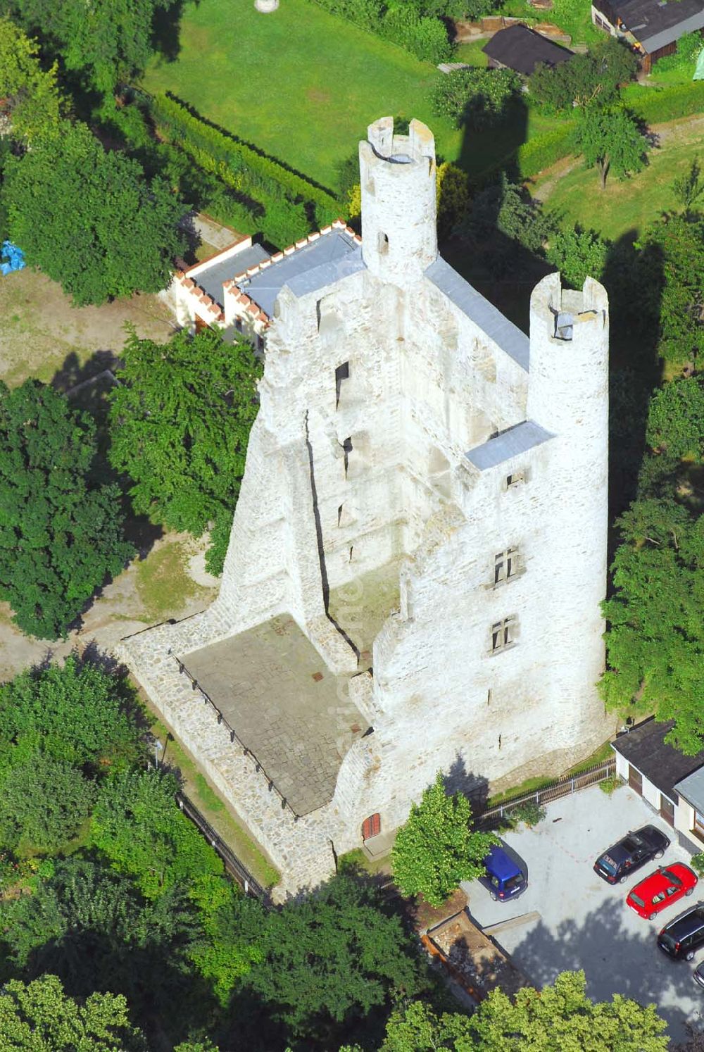 Aerial image Saalfeld - 30.06.2006 Saalfeld Blick auf die Burgruine Hoher Schwarm in der Schwarmgasse in 07318 Saalfeld Achim Walder: