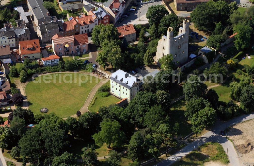 Aerial image Saalfeld - View of theCastle ruin Hoher Schwarm in the Schwarmgasse in Saalfeld in Thuringia