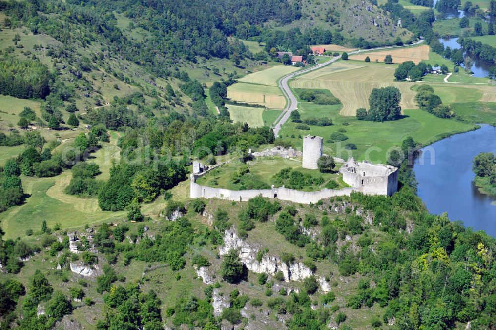 Kallmünz from the bird's eye view: Die Burgruine Kallmünz auf dem Bergsporn Schlossberg bei Kallmünz, Bayern. Die Burg wurde 1641 während des dreißigjährigen Krieges von schwedischen Truppen zerstört. Castle ruin Kallmuenz on the spur Schlossberg at Kallmuenz, Bavaria. The castle has been destroyed by swedish troops in the Thirty Years War in 1641.