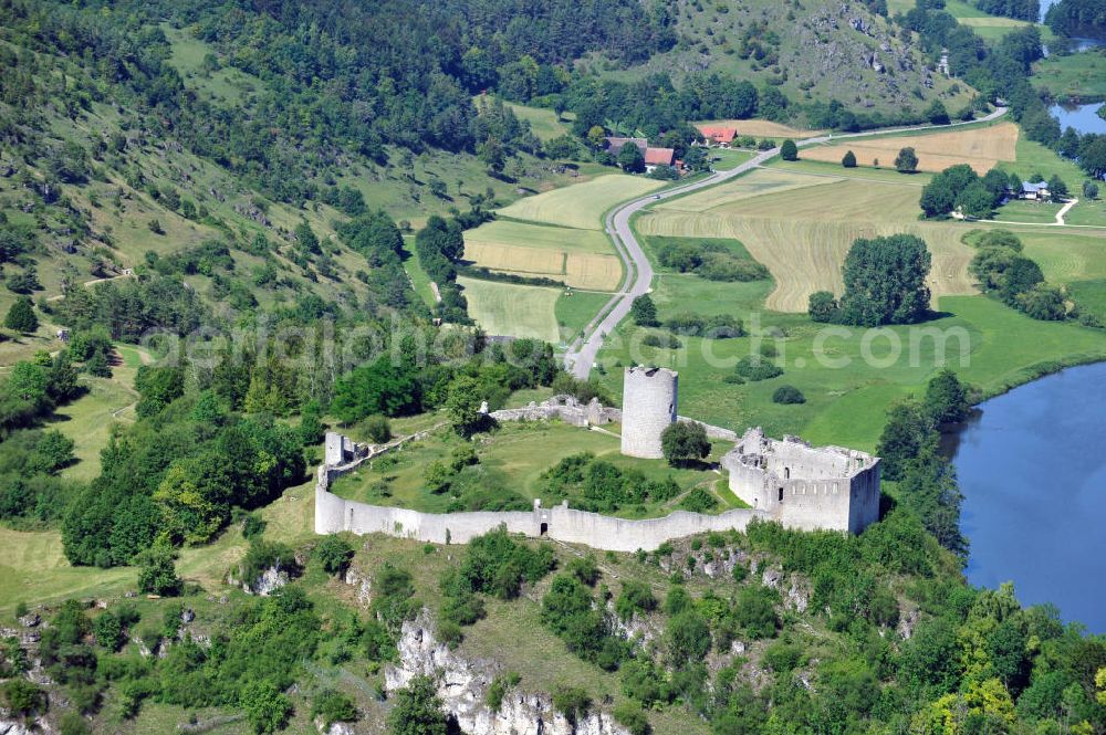 Aerial image Kallmünz - Die Burgruine Kallmünz auf dem Bergsporn Schlossberg bei Kallmünz, Bayern. Die Burg wurde 1641 während des dreißigjährigen Krieges von schwedischen Truppen zerstört. Castle ruin Kallmuenz on the spur Schlossberg at Kallmuenz, Bavaria. The castle has been destroyed by swedish troops in the Thirty Years War in 1641.