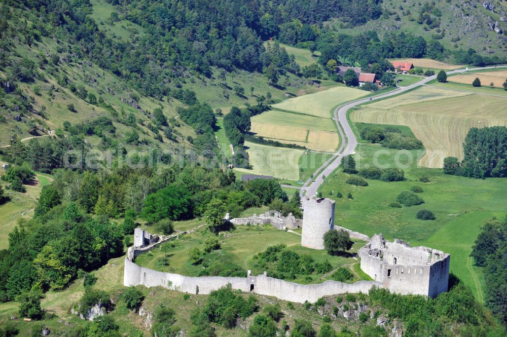 Aerial photograph Kallmünz - Die Burgruine Kallmünz auf dem Bergsporn Schlossberg bei Kallmünz, Bayern. Die Burg wurde 1641 während des dreißigjährigen Krieges von schwedischen Truppen zerstört. Castle ruin Kallmuenz on the spur Schlossberg at Kallmuenz, Bavaria. The castle has been destroyed by swedish troops in the Thirty Years War in 1641.