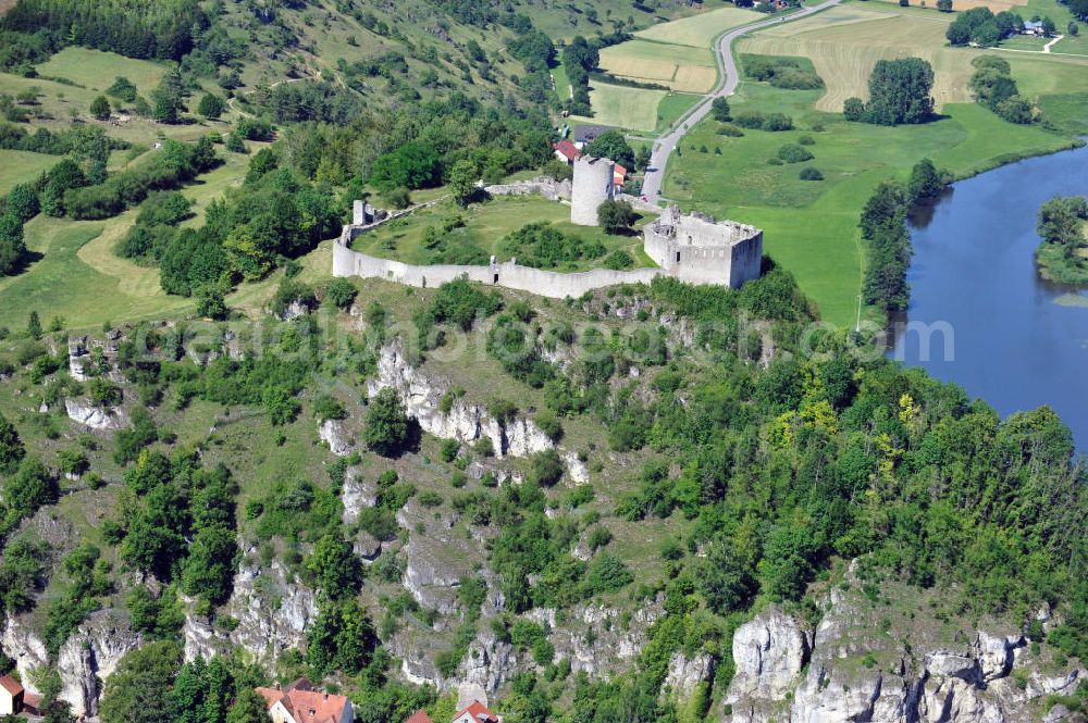 Kallmünz from above - Die Burgruine Kallmünz auf dem Bergsporn Schlossberg bei Kallmünz, Bayern. Die Burg wurde 1641 während des dreißigjährigen Krieges von schwedischen Truppen zerstört. Castle ruin Kallmuenz on the spur Schlossberg at Kallmuenz, Bavaria. The castle has been destroyed by swedish troops in the Thirty Years War in 1641.