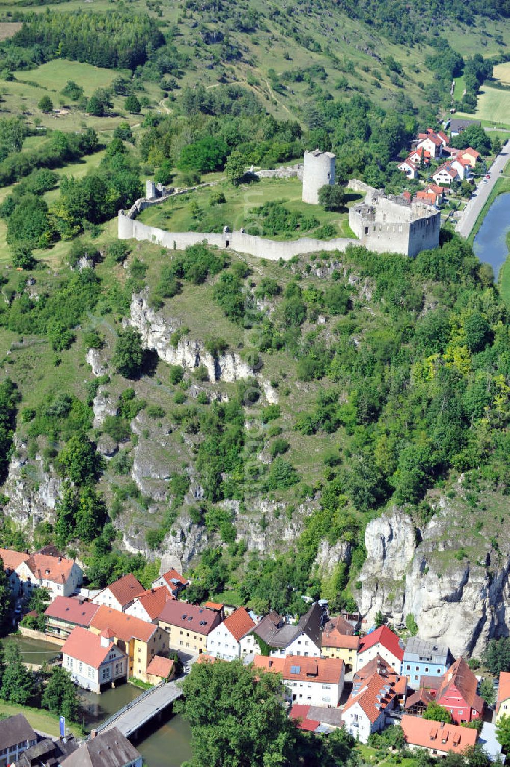 Kallmünz from the bird's eye view: Die Burgruine Kallmünz auf dem Bergsporn Schlossberg bei Kallmünz, Bayern. Die Burg wurde 1641 während des dreißigjährigen Krieges von schwedischen Truppen zerstört. Castle ruin Kallmuenz on the spur Schlossberg at Kallmuenz, Bavaria. The castle has been destroyed by swedish troops in the Thirty Years War in 1641.