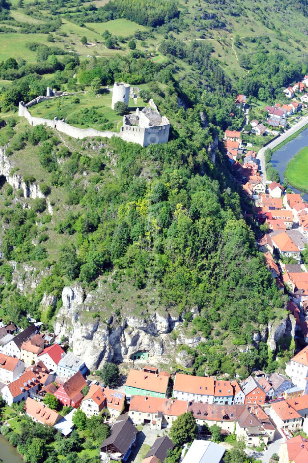 Aerial image Kallmünz - Die Burgruine Kallmünz auf dem Bergsporn Schlossberg bei Kallmünz, Bayern. Die Burg wurde 1641 während des dreißigjährigen Krieges von schwedischen Truppen zerstört. Castle ruin Kallmuenz on the spur Schlossberg at Kallmuenz, Bavaria. The castle has been destroyed by swedish troops in the Thirty Years War in 1641.