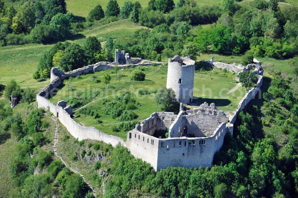 Aerial photograph Kallmünz - Die Burgruine Kallmünz auf dem Bergsporn Schlossberg bei Kallmünz, Bayern. Die Burg wurde 1641 während des dreißigjährigen Krieges von schwedischen Truppen zerstört. Castle ruin Kallmuenz on the spur Schlossberg at Kallmuenz, Bavaria. The castle has been destroyed by swedish troops in the Thirty Years War in 1641.