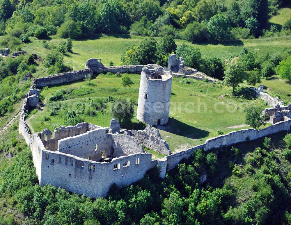 Kallmünz from above - Die Burgruine Kallmünz auf dem Bergsporn Schlossberg bei Kallmünz, Bayern. Die Burg wurde 1641 während des dreißigjährigen Krieges von schwedischen Truppen zerstört. Castle ruin Kallmuenz on the spur Schlossberg at Kallmuenz, Bavaria. The castle has been destroyed by swedish troops in the Thirty Years War in 1641.