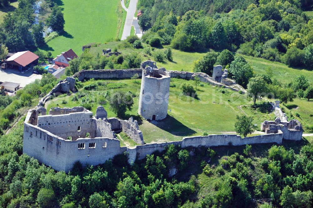 Kallmünz from the bird's eye view: Die Burgruine Kallmünz auf dem Bergsporn Schlossberg bei Kallmünz, Bayern. Die Burg wurde 1641 während des dreißigjährigen Krieges von schwedischen Truppen zerstört. Castle ruin Kallmuenz on the spur Schlossberg at Kallmuenz, Bavaria. The castle has been destroyed by swedish troops in the Thirty Years War in 1641.