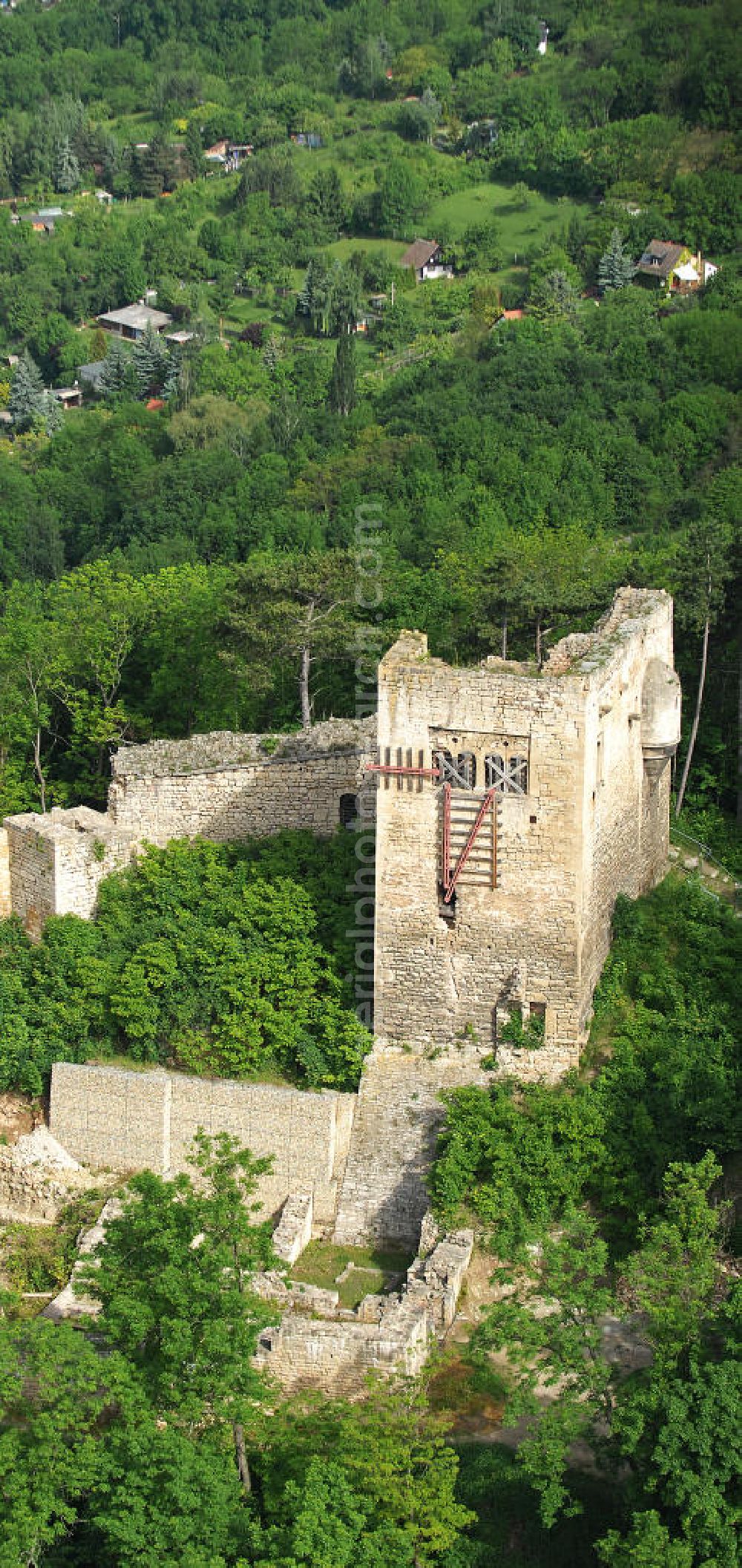 Jena from the bird's eye view: Blick auf die Burgruine Lobdeburg bei Lobeda, einem Ortsteil von Jena. Die noch vorhandenen baulichen Reste, der aus dem frühen 12. Jahrhundert stammenden Burg, zählen zu den bedeutendsten frühen Zeugnissen romanischer Profanbaukunst in Thüringen. View of the castle ruins of Lobdeburg in Lobeda, a district of Jena. The existing architectural remains of the early 12th -Century castle, are among the most important early evidence of Romanesque secular architecture in Thuringia.