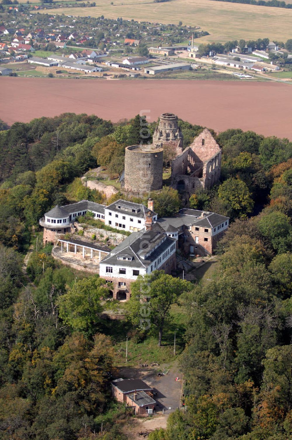 Steinthaleben from above - Die Rothenburg ist eine Burgruine in der Gemeinde Steinthaleben im Kyffhäuserkreis, Thüringen. Die Burgruine Rothenburg befindet sich auf einem steilen Bergvorsprung am Nordrand des Kyffhäusergebirges.