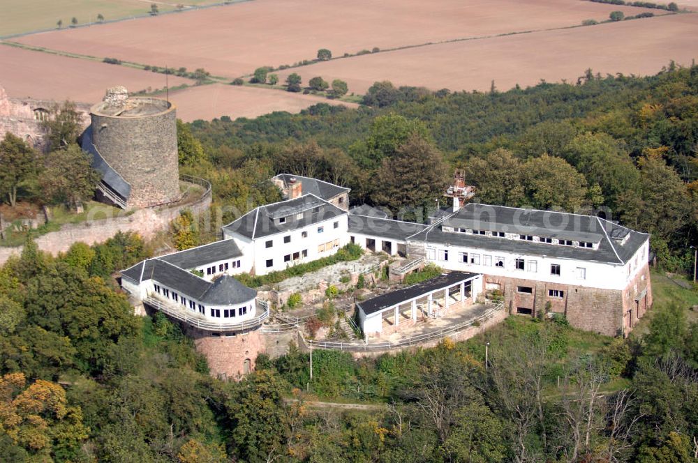 Steinthaleben from above - Die Rothenburg ist eine Burgruine in der Gemeinde Steinthaleben im Kyffhäuserkreis, Thüringen. Die Burgruine Rothenburg befindet sich auf einem steilen Bergvorsprung am Nordrand des Kyffhäusergebirges.