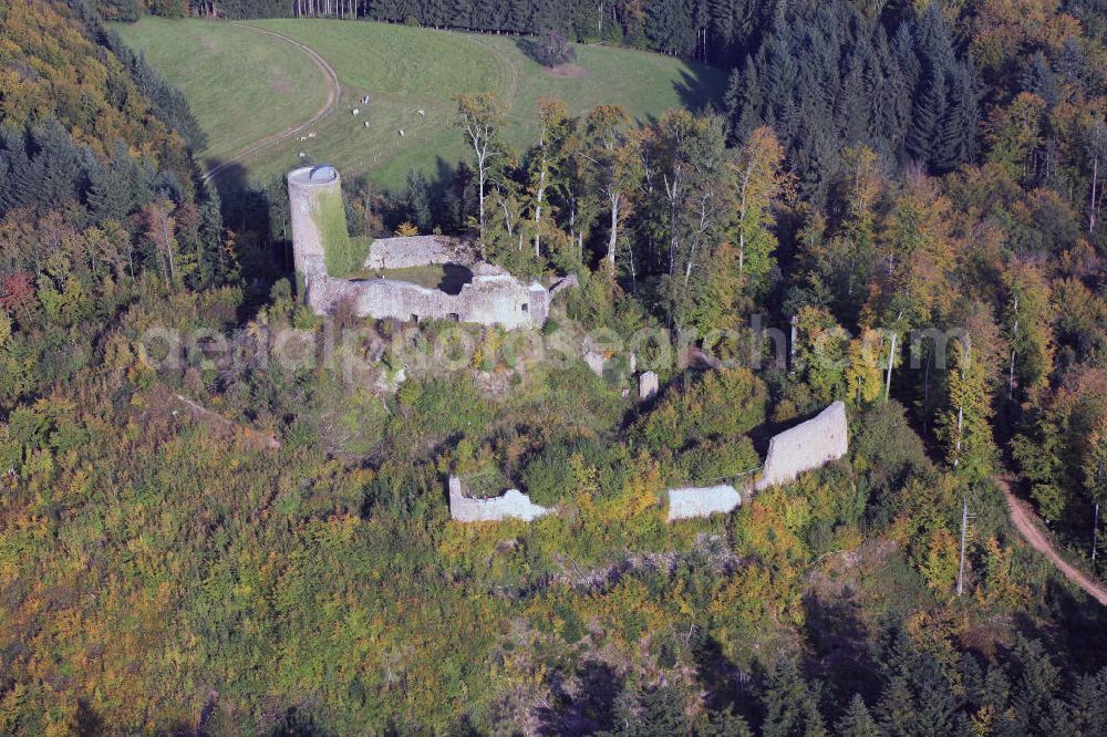 Kandern from above - Blick auf die Burgruine Sausenburg bei Kan dern im Landkreis Lörrach in Baden-Württemberg. Die Burg wurde 1678 von der Armee des französischen Marschalls Crequi während des Holländischen Krieges zerstört. View of the castle ruins Sausenburg near Kan dern by district Lörrach in Baden-Württemberg.