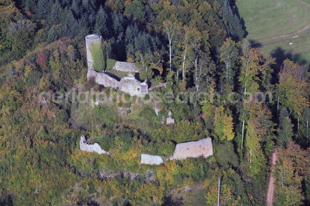 Kandern from the bird's eye view: Blick auf die Burgruine Sausenburg bei Kan dern im Landkreis Lörrach in Baden-Württemberg. Die Burg wurde 1678 von der Armee des französischen Marschalls Crequi während des Holländischen Krieges zerstört. View of the castle ruins Sausenburg near Kan dern by district Lörrach in Baden-Württemberg.