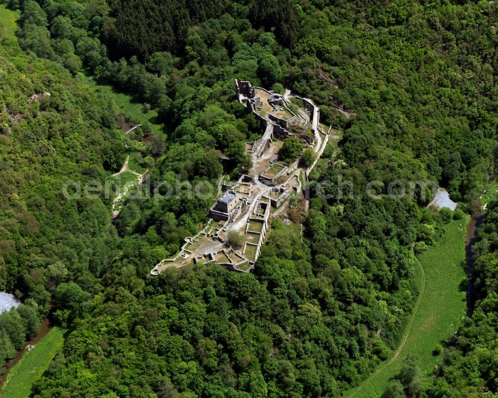 Aerial photograph Schneppenbach - Ruins of the Schmidtburg near Schneppenbach in the state of Rhineland-Palatinate. The Schmidtburg is a ruined hill castle which is located on a wooded hill in the Hunsrueck region above the Hahnenbach creek valley. Walls and parts of a tower remain