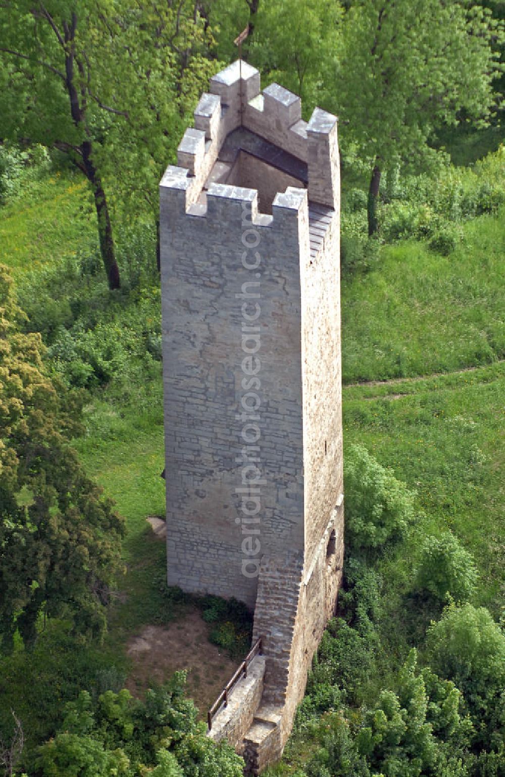 Aerial photograph Tautenburg - Blick auf die Burgruine Tautenburg. Die Burgruine liegt etwa elf Kilometer nordöstlich von Jena inmitten des Tautenburger Forstes auf einem kleinen Bergsporn und besteht seit etwa dem 12. Jahrhundert. View of the ruins castle ruin of Tautenburg. The castle is situated about seven miles northeast of Jena in the middle of the Tautenburg forest on a small mountain spur and has existed since about the 12th Century.