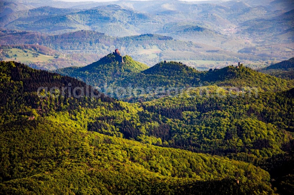 Aerial photograph Annweiler am Trifels - Castle of the fortresses Trifels, Scharfeneck and Anebos at sunset in Annweiler am Trifels in the state Rhineland-Palatinate, Germany