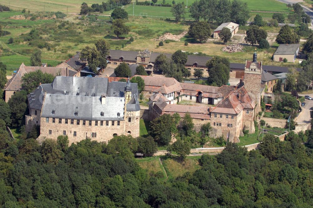 Allstedt from above - Strasse der Romanik: Die Burg befindet sich nördlich der Stadt Allstedt auf einer Bergzunge und wird von drei Seiten vom Rohnebach umflossen. Sie ist eine ausgedehnte Höhenburg und ist dadurch landschafts-beherrschend. Anschrift: Burg-und Schlossmuseum, 06542 Allstedt; Tel.: (034652) 519; Fax: (034652) 6 77 54; eMail: schloss@allstedt.info; Homepage: http://