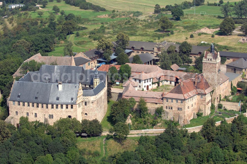 Allstedt from the bird's eye view: Strasse der Romanik: Die Burg befindet sich nördlich der Stadt Allstedt auf einer Bergzunge und wird von drei Seiten vom Rohnebach umflossen. Sie ist eine ausgedehnte Höhenburg und ist dadurch landschafts-beherrschend. Anschrift: Burg-und Schlossmuseum, 06542 Allstedt; Tel.: (034652) 519; Fax: (034652) 6 77 54; eMail: schloss@allstedt.info; Homepage: http://