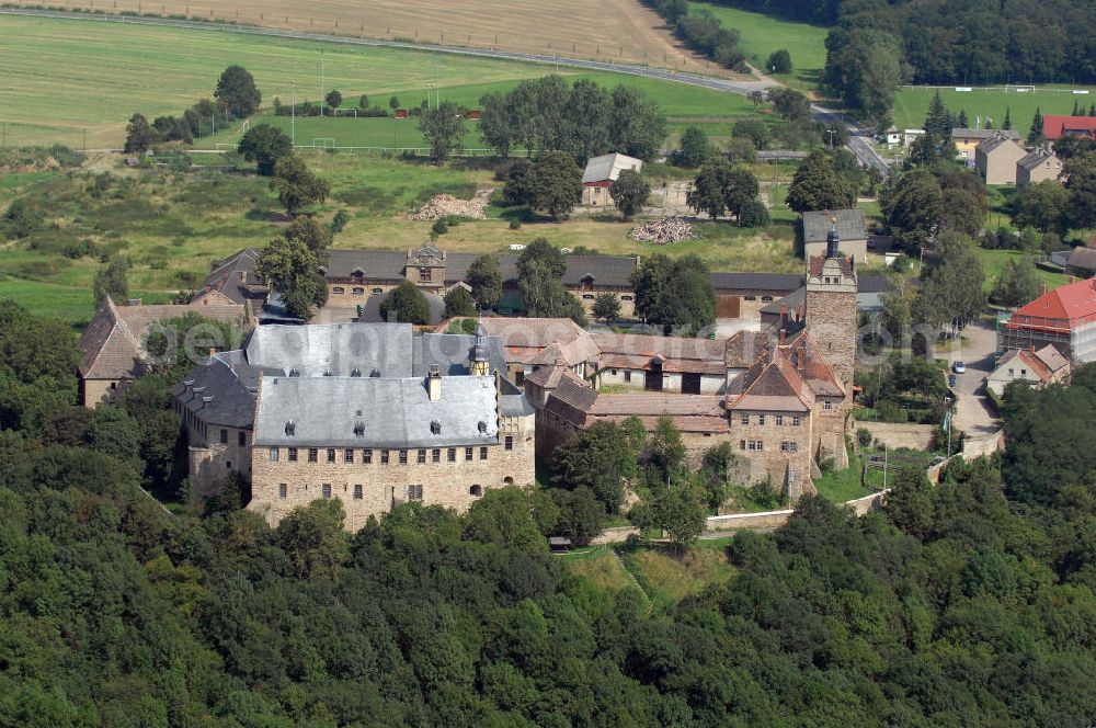 Aerial image Allstedt - Strasse der Romanik: Die Burg befindet sich nördlich der Stadt Allstedt auf einer Bergzunge und wird von drei Seiten vom Rohnebach umflossen. Sie ist eine ausgedehnte Höhenburg und ist dadurch landschafts-beherrschend. Anschrift: Burg-und Schlossmuseum, 06542 Allstedt; Tel.: (034652) 519; Fax: (034652) 6 77 54; eMail: schloss@allstedt.info; Homepage: http://