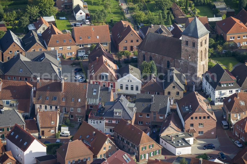 Schermbeck from the bird's eye view: The streets Burgstrasse and Mittelstrasse with the Church of St. George in Schermbeck in the Ruhr area in North Rhine-Westphalia