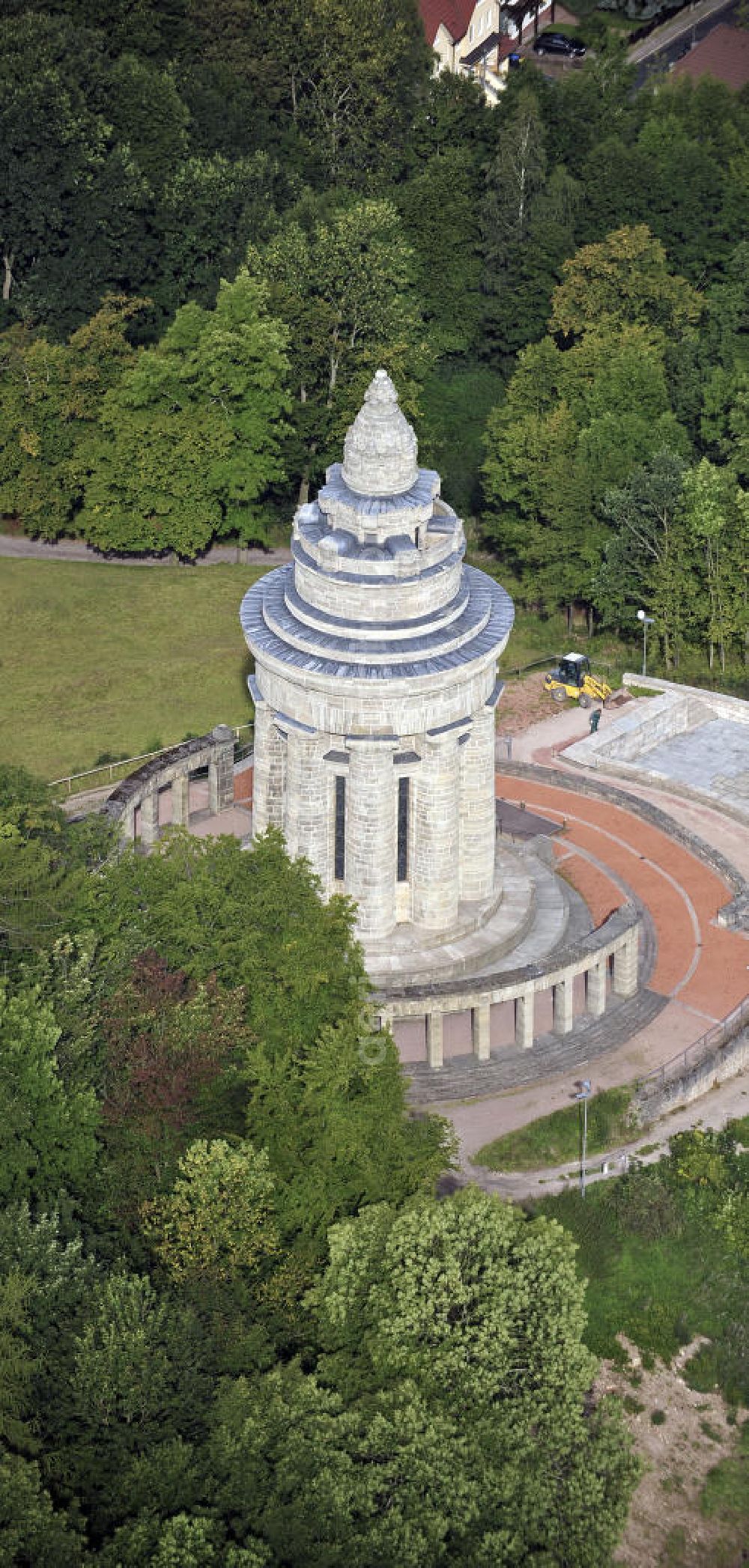 07.09.2009 from the bird's eye view: Blick auf das Burschenschaftsdenkmal im Süden Eisenachs auf der Göpelskuppe. Es ist das Kriegerdenkmal für die 87 im Deutsch-Französischen Krieg 1870/71 gefallenen Burschenschafter. Das 33 Meter hohe Denkmal, entworfen vom Architekten Wilhelm Kreis, wurde 1902 zugleich als Nationaldenkmal der Deutschen Burschenschaft zur Erinnerung an die Reichseinigung errichtet. View of the monument of fraternity in the south of Eisenach on the Goepelskuppe. It is the war memorial for the 87 killed members of fraternity in the Franco-German War of 1870-71. The 33 meter high monument, designed by the architect Wilhelm Kreis, was also built in 1902 as a national monument to the memory of the German unification.