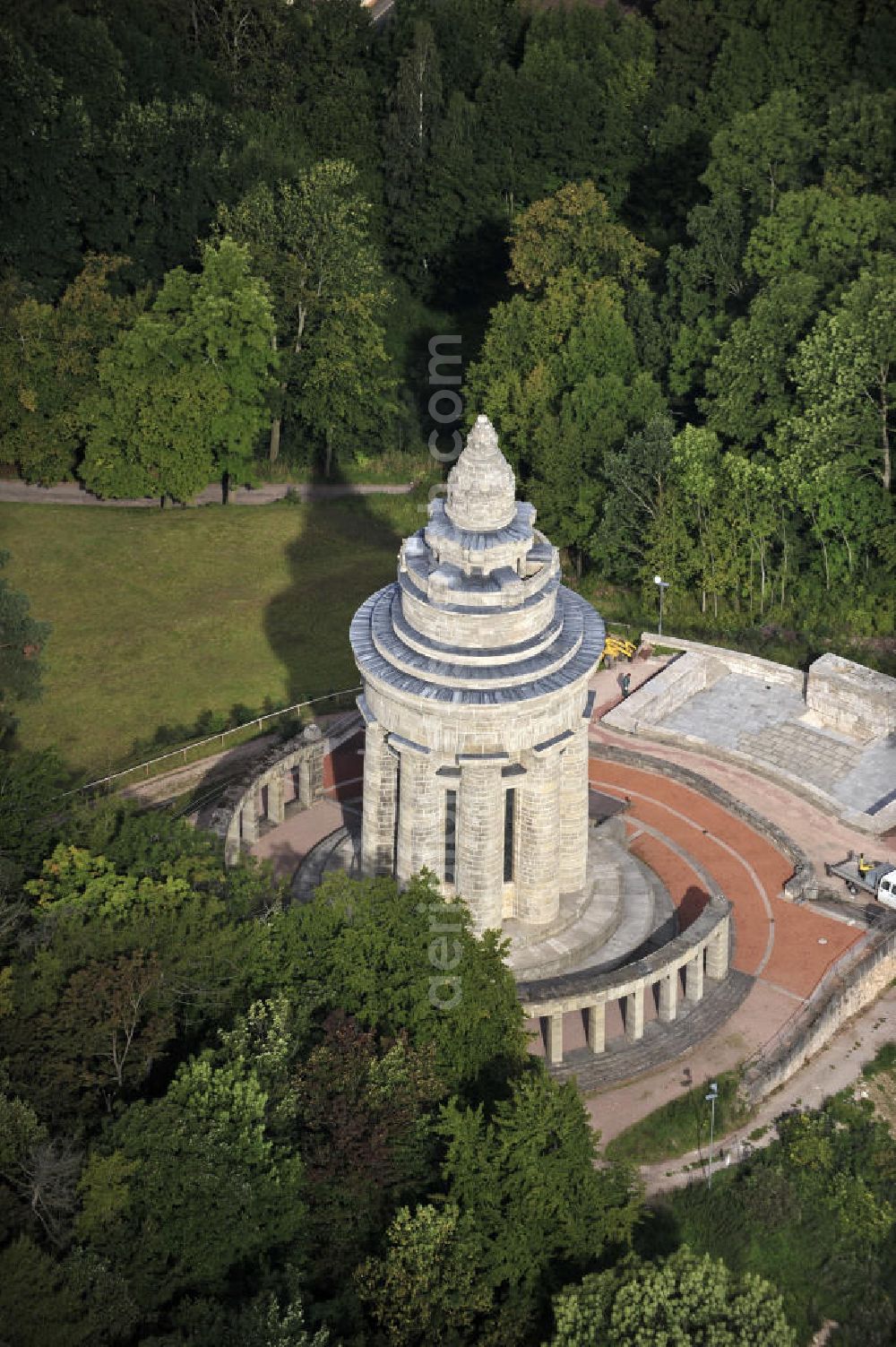 Aerial image 07.09.2009 - Blick auf das Burschenschaftsdenkmal im Süden Eisenachs auf der Göpelskuppe. Es ist das Kriegerdenkmal für die 87 im Deutsch-Französischen Krieg 1870/71 gefallenen Burschenschafter. Das 33 Meter hohe Denkmal, entworfen vom Architekten Wilhelm Kreis, wurde 1902 zugleich als Nationaldenkmal der Deutschen Burschenschaft zur Erinnerung an die Reichseinigung errichtet. View of the monument of fraternity in the south of Eisenach on the Goepelskuppe. It is the war memorial for the 87 killed members of fraternity in the Franco-German War of 1870-71. The 33 meter high monument, designed by the architect Wilhelm Kreis, was also built in 1902 as a national monument to the memory of the German unification.