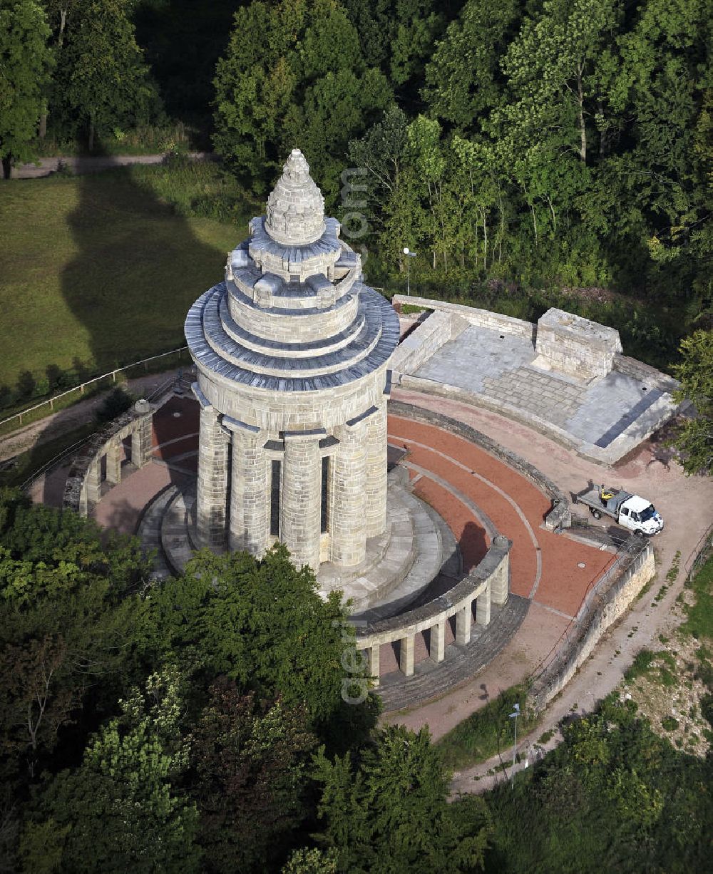 Aerial photograph 07.09.2009 - Blick auf das Burschenschaftsdenkmal im Süden Eisenachs auf der Göpelskuppe. Es ist das Kriegerdenkmal für die 87 im Deutsch-Französischen Krieg 1870/71 gefallenen Burschenschafter. Das 33 Meter hohe Denkmal, entworfen vom Architekten Wilhelm Kreis, wurde 1902 zugleich als Nationaldenkmal der Deutschen Burschenschaft zur Erinnerung an die Reichseinigung errichtet. View of the monument of fraternity in the south of Eisenach on the Goepelskuppe. It is the war memorial for the 87 killed members of fraternity in the Franco-German War of 1870-71. The 33 meter high monument, designed by the architect Wilhelm Kreis, was also built in 1902 as a national monument to the memory of the German unification.