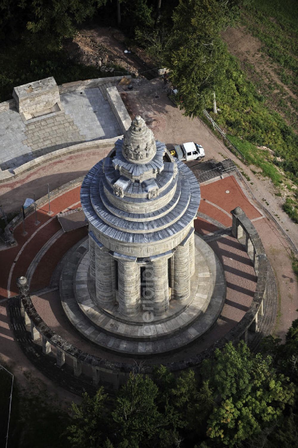 07.09.2009 from the bird's eye view: Blick auf das Burschenschaftsdenkmal im Süden Eisenachs auf der Göpelskuppe. Es ist das Kriegerdenkmal für die 87 im Deutsch-Französischen Krieg 1870/71 gefallenen Burschenschafter. Das 33 Meter hohe Denkmal, entworfen vom Architekten Wilhelm Kreis, wurde 1902 zugleich als Nationaldenkmal der Deutschen Burschenschaft zur Erinnerung an die Reichseinigung errichtet. View of the monument of fraternity in the south of Eisenach on the Goepelskuppe. It is the war memorial for the 87 killed members of fraternity in the Franco-German War of 1870-71. The 33 meter high monument, designed by the architect Wilhelm Kreis, was also built in 1902 as a national monument to the memory of the German unification.