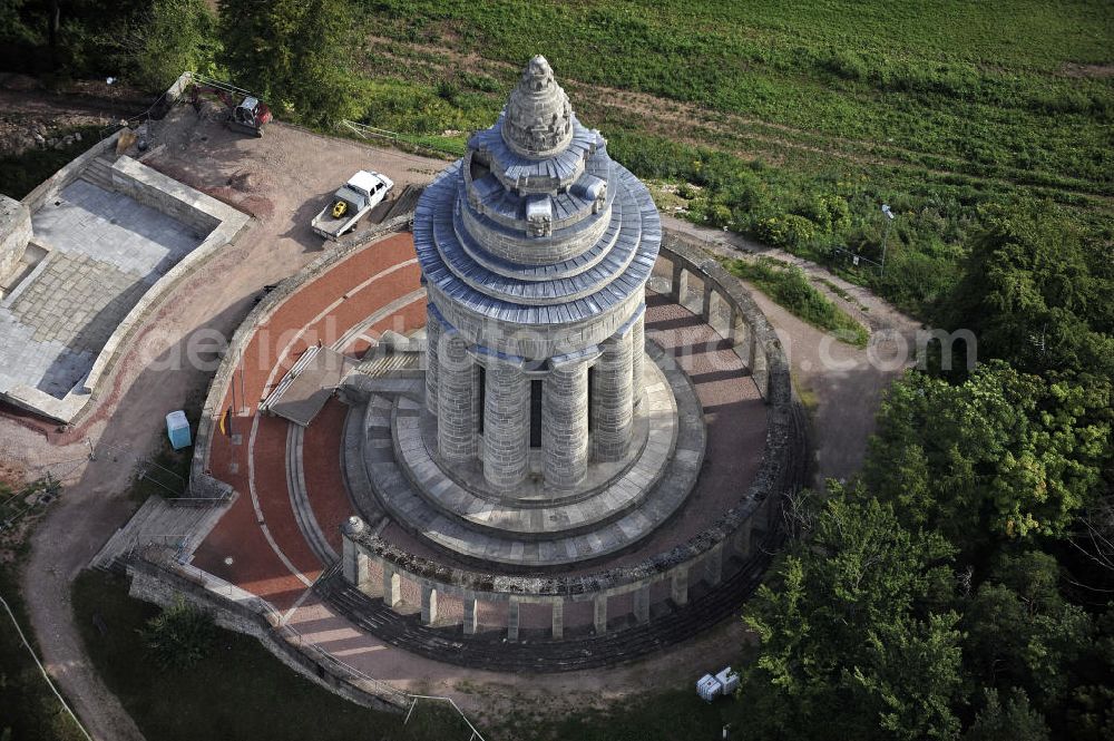 Aerial photograph 07.09.2009 - Blick auf das Burschenschaftsdenkmal im Süden Eisenachs auf der Göpelskuppe. Es ist das Kriegerdenkmal für die 87 im Deutsch-Französischen Krieg 1870/71 gefallenen Burschenschafter. Das 33 Meter hohe Denkmal, entworfen vom Architekten Wilhelm Kreis, wurde 1902 zugleich als Nationaldenkmal der Deutschen Burschenschaft zur Erinnerung an die Reichseinigung errichtet. View of the monument of fraternity in the south of Eisenach on the Goepelskuppe. It is the war memorial for the 87 killed members of fraternity in the Franco-German War of 1870-71. The 33 meter high monument, designed by the architect Wilhelm Kreis, was also built in 1902 as a national monument to the memory of the German unification.