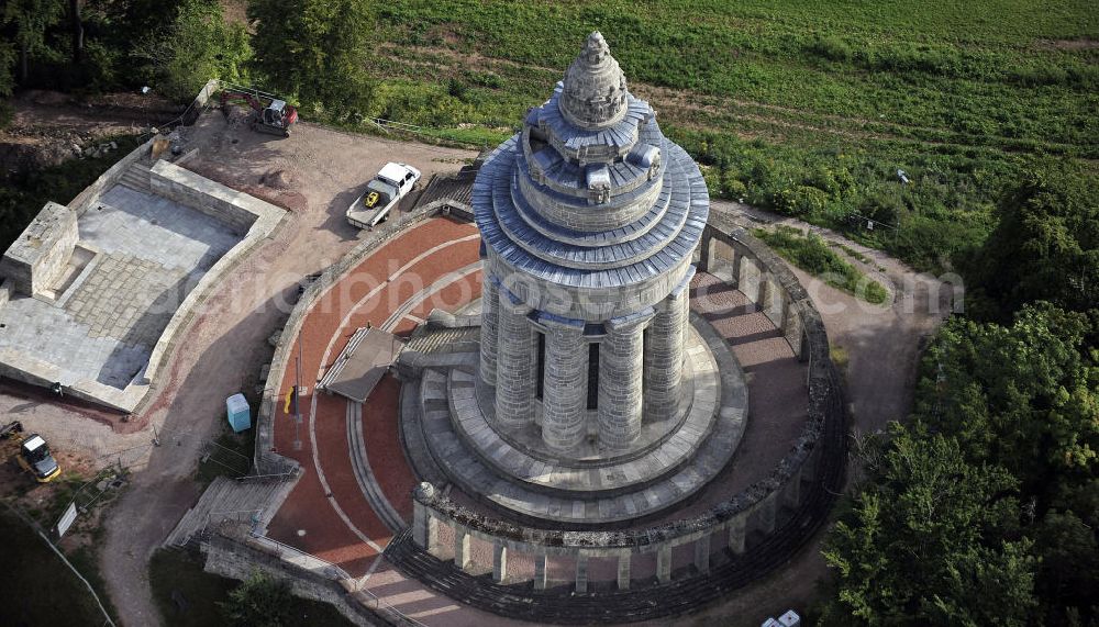 07.09.2009 from above - Blick auf das Burschenschaftsdenkmal im Süden Eisenachs auf der Göpelskuppe. Es ist das Kriegerdenkmal für die 87 im Deutsch-Französischen Krieg 1870/71 gefallenen Burschenschafter. Das 33 Meter hohe Denkmal, entworfen vom Architekten Wilhelm Kreis, wurde 1902 zugleich als Nationaldenkmal der Deutschen Burschenschaft zur Erinnerung an die Reichseinigung errichtet. View of the monument of fraternity in the south of Eisenach on the Goepelskuppe. It is the war memorial for the 87 killed members of fraternity in the Franco-German War of 1870-71. The 33 meter high monument, designed by the architect Wilhelm Kreis, was also built in 1902 as a national monument to the memory of the German unification.