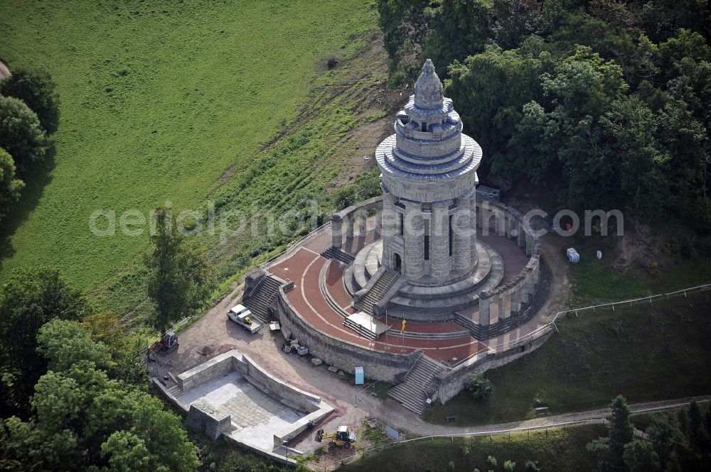 07.09.2009 from the bird's eye view: Blick auf das Burschenschaftsdenkmal im Süden Eisenachs auf der Göpelskuppe. Es ist das Kriegerdenkmal für die 87 im Deutsch-Französischen Krieg 1870/71 gefallenen Burschenschafter. Das 33 Meter hohe Denkmal, entworfen vom Architekten Wilhelm Kreis, wurde 1902 zugleich als Nationaldenkmal der Deutschen Burschenschaft zur Erinnerung an die Reichseinigung errichtet. View of the monument of fraternity in the south of Eisenach on the Goepelskuppe. It is the war memorial for the 87 killed members of fraternity in the Franco-German War of 1870-71. The 33 meter high monument, designed by the architect Wilhelm Kreis, was also built in 1902 as a national monument to the memory of the German unification.