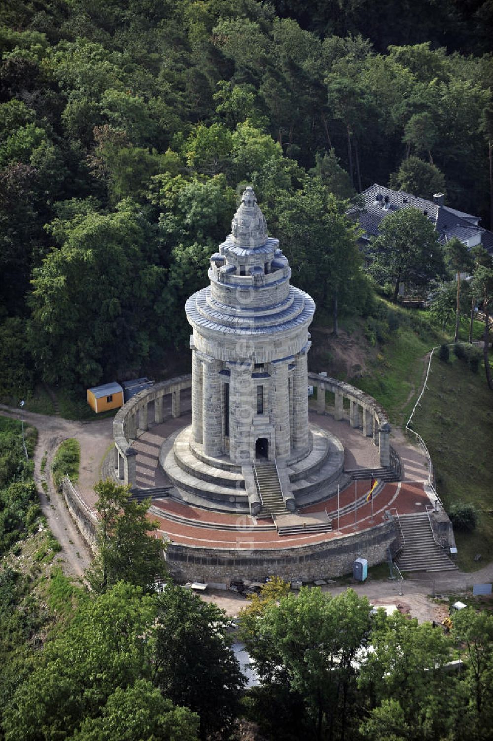 Aerial image 07.09.2009 - Blick auf das Burschenschaftsdenkmal im Süden Eisenachs auf der Göpelskuppe. Es ist das Kriegerdenkmal für die 87 im Deutsch-Französischen Krieg 1870/71 gefallenen Burschenschafter. Das 33 Meter hohe Denkmal, entworfen vom Architekten Wilhelm Kreis, wurde 1902 zugleich als Nationaldenkmal der Deutschen Burschenschaft zur Erinnerung an die Reichseinigung errichtet. View of the monument of fraternity in the south of Eisenach on the Goepelskuppe. It is the war memorial for the 87 killed members of fraternity in the Franco-German War of 1870-71. The 33 meter high monument, designed by the architect Wilhelm Kreis, was also built in 1902 as a national monument to the memory of the German unification.