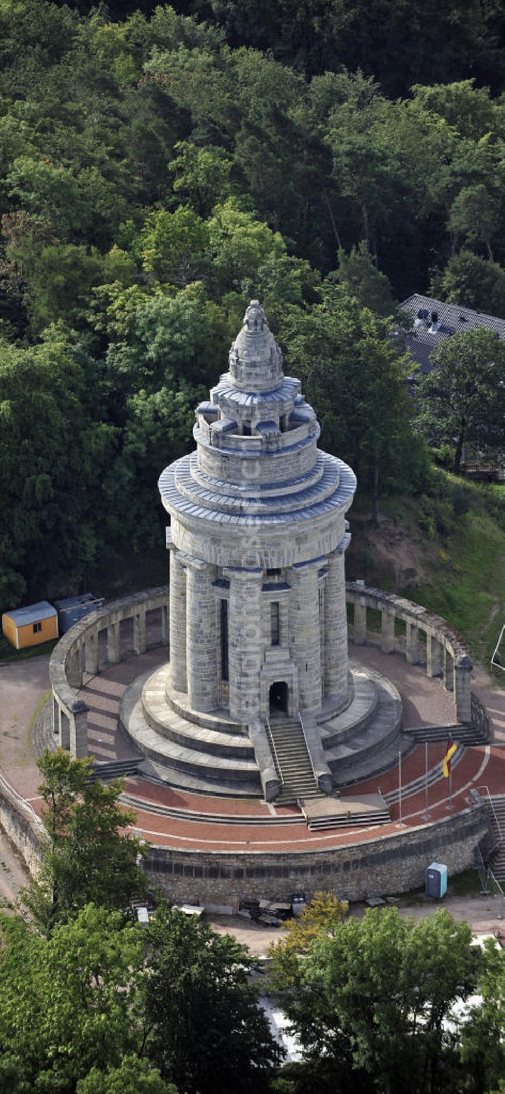 Aerial photograph 07.09.2009 - Blick auf das Burschenschaftsdenkmal im Süden Eisenachs auf der Göpelskuppe. Es ist das Kriegerdenkmal für die 87 im Deutsch-Französischen Krieg 1870/71 gefallenen Burschenschafter. Das 33 Meter hohe Denkmal, entworfen vom Architekten Wilhelm Kreis, wurde 1902 zugleich als Nationaldenkmal der Deutschen Burschenschaft zur Erinnerung an die Reichseinigung errichtet. View of the monument of fraternity in the south of Eisenach on the Goepelskuppe. It is the war memorial for the 87 killed members of fraternity in the Franco-German War of 1870-71. The 33 meter high monument, designed by the architect Wilhelm Kreis, was also built in 1902 as a national monument to the memory of the German unification.