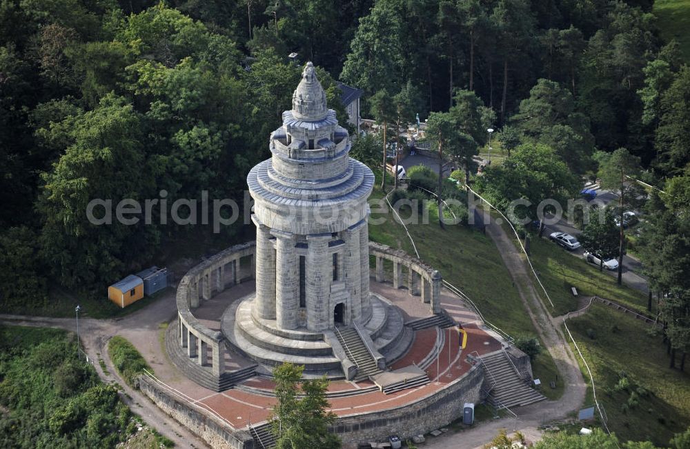 07.09.2009 from above - Blick auf das Burschenschaftsdenkmal im Süden Eisenachs auf der Göpelskuppe. Es ist das Kriegerdenkmal für die 87 im Deutsch-Französischen Krieg 1870/71 gefallenen Burschenschafter. Das 33 Meter hohe Denkmal, entworfen vom Architekten Wilhelm Kreis, wurde 1902 zugleich als Nationaldenkmal der Deutschen Burschenschaft zur Erinnerung an die Reichseinigung errichtet. View of the monument of fraternity in the south of Eisenach on the Goepelskuppe. It is the war memorial for the 87 killed members of fraternity in the Franco-German War of 1870-71. The 33 meter high monument, designed by the architect Wilhelm Kreis, was also built in 1902 as a national monument to the memory of the German unification.