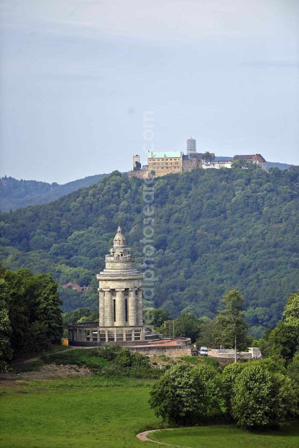 Eisenach from above - Blick vom Burschenschaftsdenkmal auf der Göpelskuppe zur Wartburg-Stiftung Eisenach, einem Weltkulturerbe der Unesco. View from the Monument of the Fraternity to Wartburg-Stiftung Eisenach Castle, a World Heritage Site.