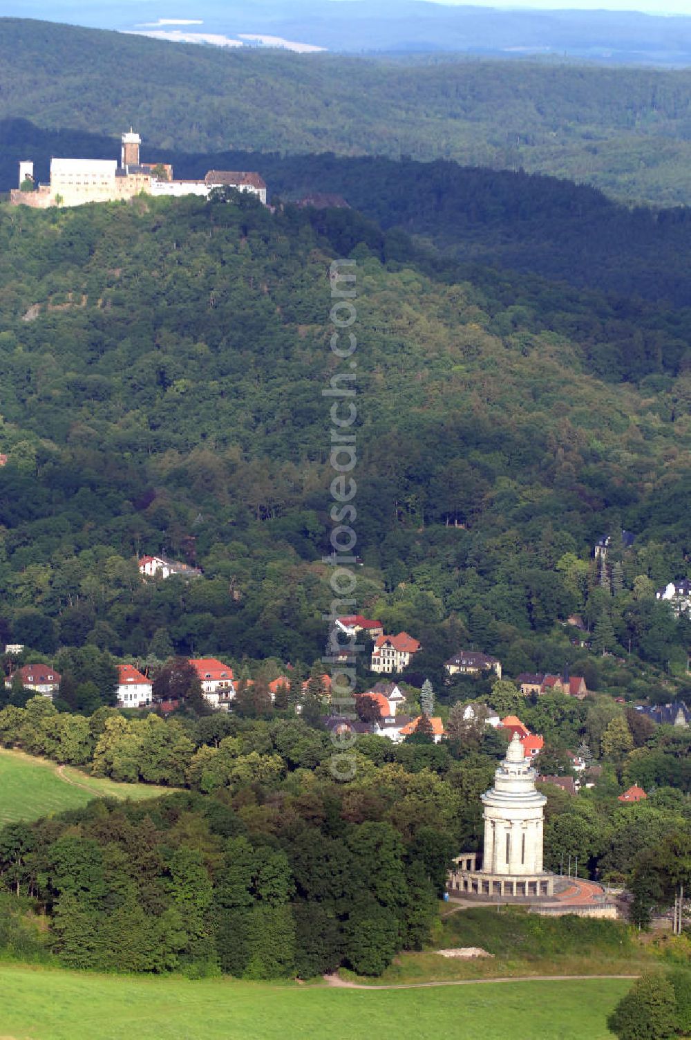 Eisenach from the bird's eye view: Blick vorbei am Burschenschaftsdenkmal über Eisenach mit dem Thüringer Wald auf die Wartburg-Stiftung Eisenach., Weltkulturerbe der Unesco.