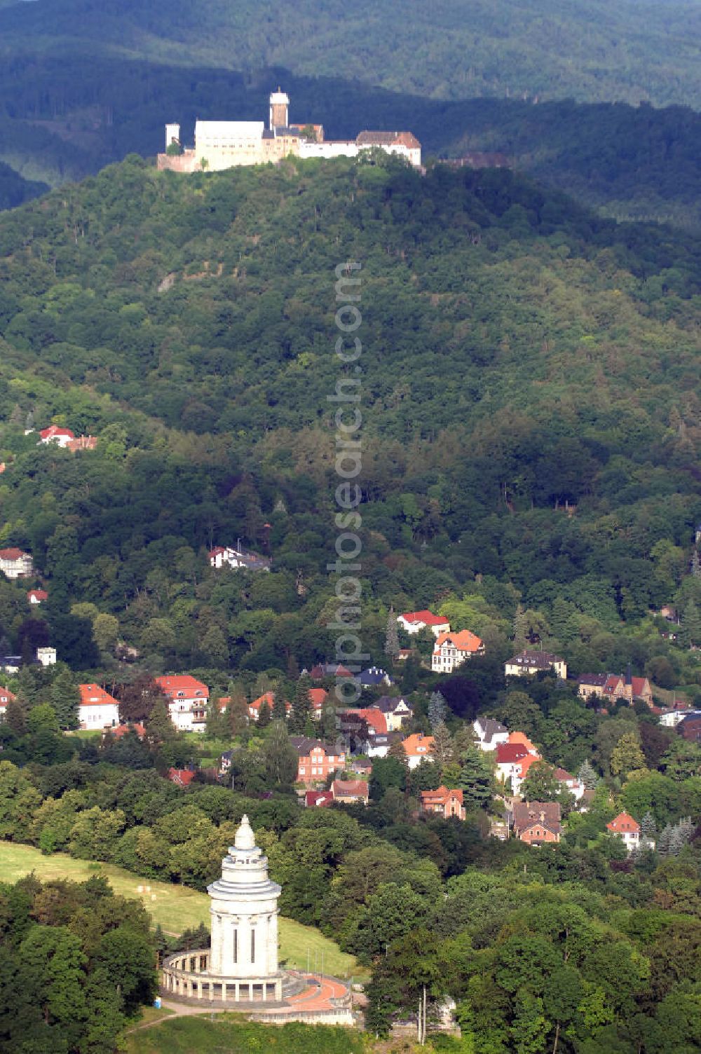 Eisenach from above - Blick vorbei am Burschenschaftsdenkmal über Eisenach mit dem Thüringer Wald auf die Wartburg-Stiftung Eisenach., Weltkulturerbe der Unesco.