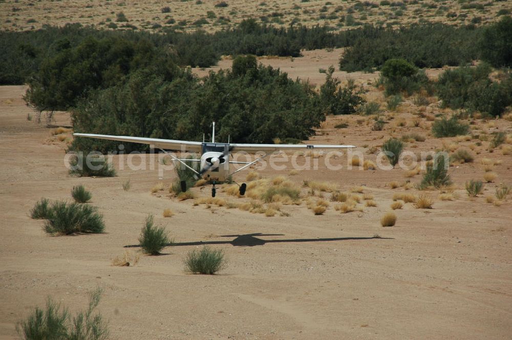 Aerial photograph Sandfontein - Eine Cessna 182 im Tiefflug im Umland von Sandfontein / Namibia. A Cessna 182 flying low in the surrounding areas of Sandfontein.