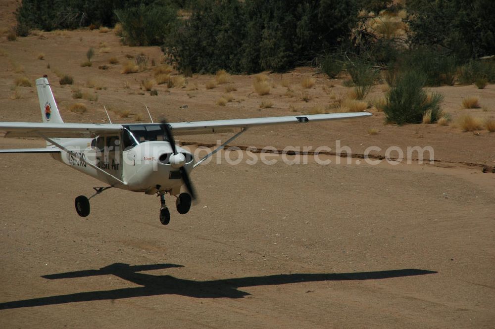 Sandfontein from the bird's eye view: Eine Cessna 182 im Tiefflug im Umland von Sandfontein / Namibia. A Cessna 182 flying low in the surrounding areas of Sandfontein.