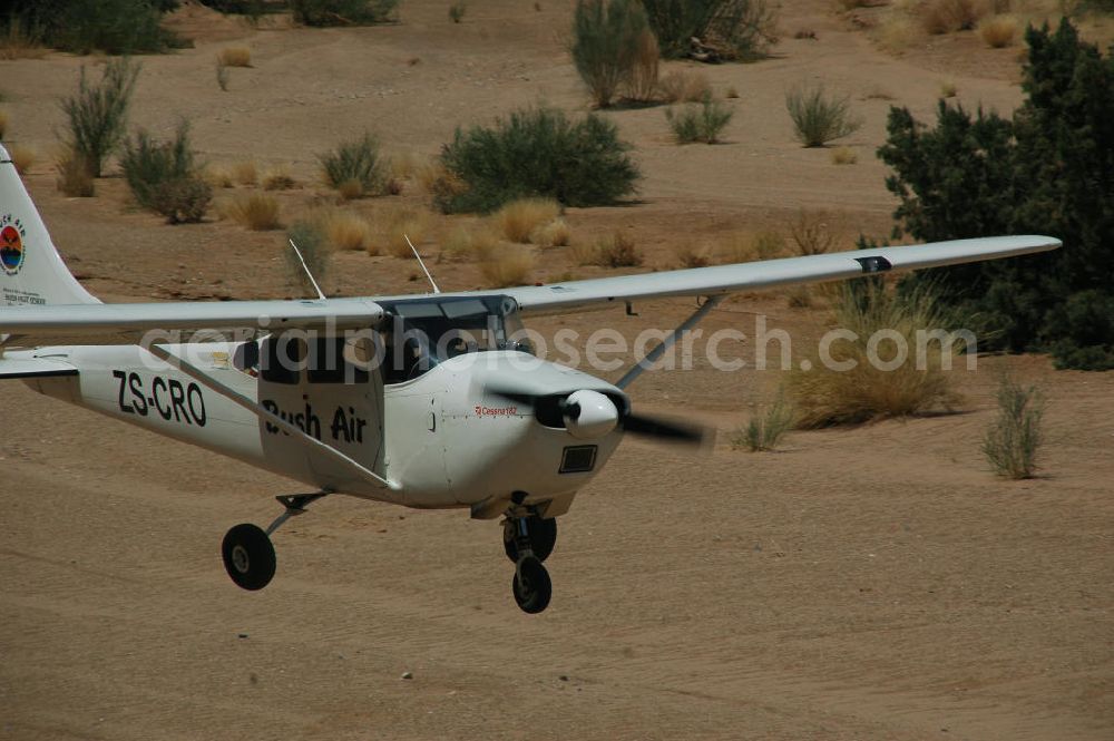 Sandfontein from above - Eine Cessna 182 im Tiefflug im Umland von Sandfontein / Namibia. A Cessna 182 flying low in the surrounding areas of Sandfontein.