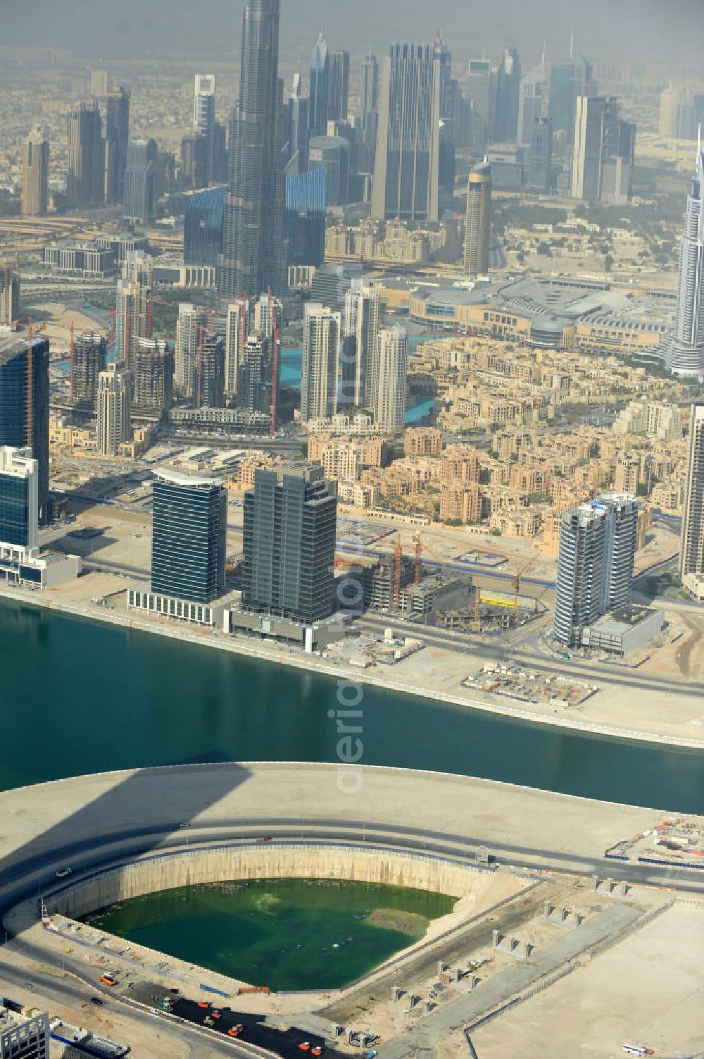 Dubai from above - Blick auf die Büro- und Geschäftshäuser der Business Bay, einem Stadtentwicklungsvorhaben in Dubai. Die Gegend soll als zentrales Geschäftszentrum dienen. Der Business Bay Creek ist eine künstliche Verlängerung des Dubai Creek. View over the office and commercial buildings of Business Bay, an urban development project of Dubai. The area is meant to become Dubai's central business district. The Business Bay Creek is an artificial extension of Dubai Creek.