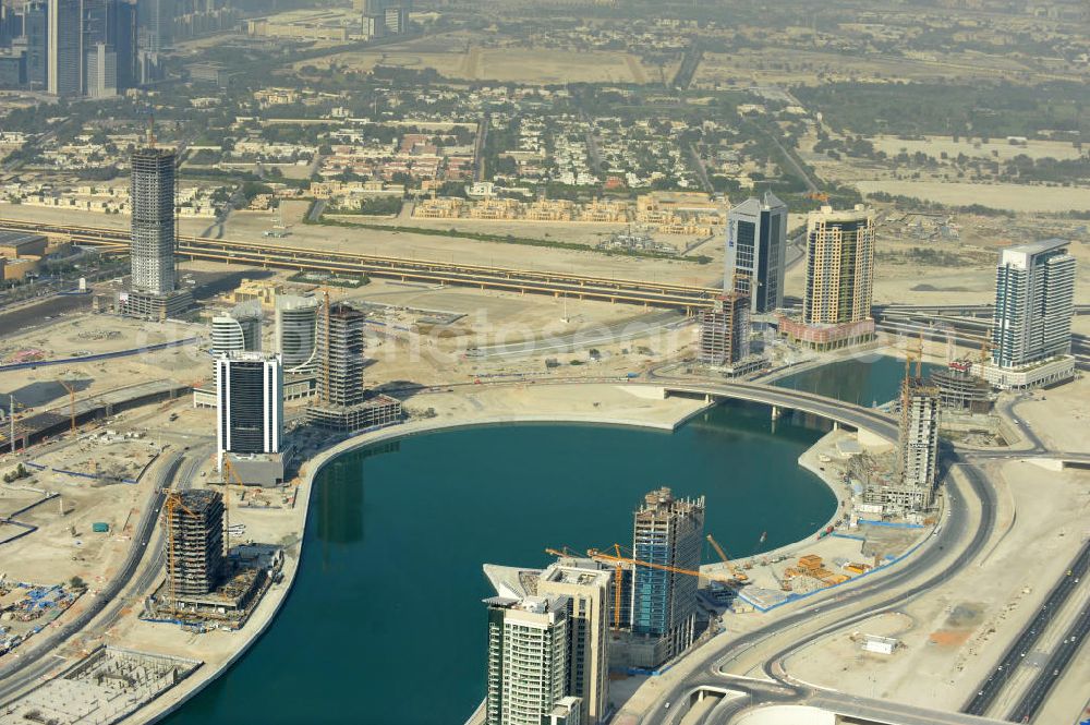 Dubai from the bird's eye view: Blick auf die Büro- und Geschäftshäuser der Business Bay, einem Stadtentwicklungsvorhaben in Dubai. Die Gegend soll als zentrales Geschäftszentrum dienen. Der Business Bay Creek ist eine künstliche Verlängerung des Dubai Creek. View over the office and commercial buildings of Business Bay, an urban development project of Dubai. The area is meant to become Dubai's central business district. The Business Bay Creek is an artificial extension of Dubai Creek.