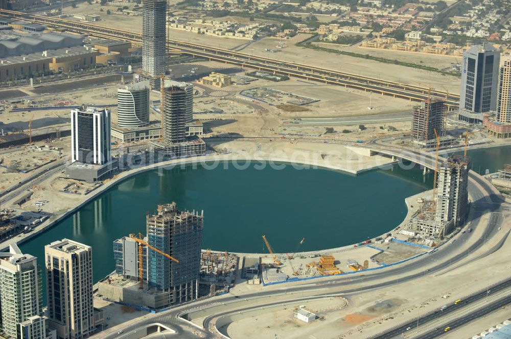 Dubai from above - Blick auf die Büro- und Geschäftshäuser der Business Bay, einem Stadtentwicklungsvorhaben in Dubai. Die Gegend soll als zentrales Geschäftszentrum dienen. Der Business Bay Creek ist eine künstliche Verlängerung des Dubai Creek. View over the office and commercial buildings of Business Bay, an urban development project of Dubai. The area is meant to become Dubai's central business district. The Business Bay Creek is an artificial extension of Dubai Creek.